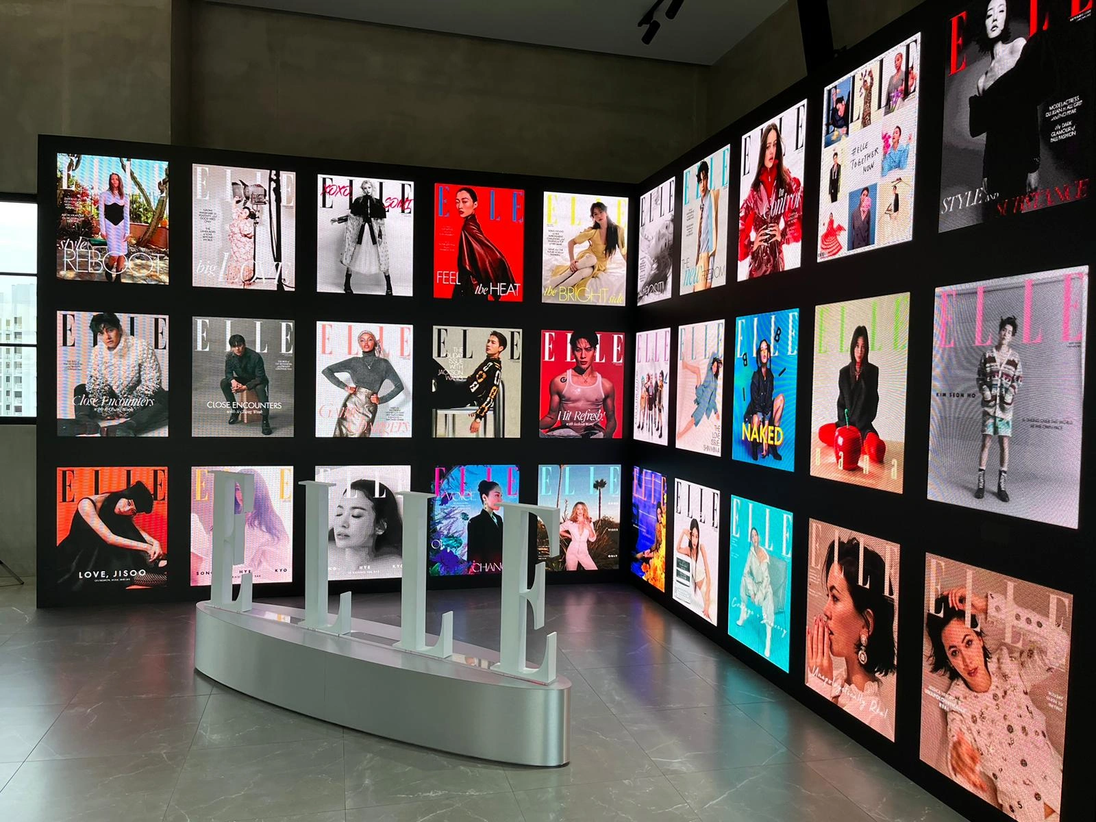 ELLE Magazine 90-Degree L-Shaped LED Exhibition Wall