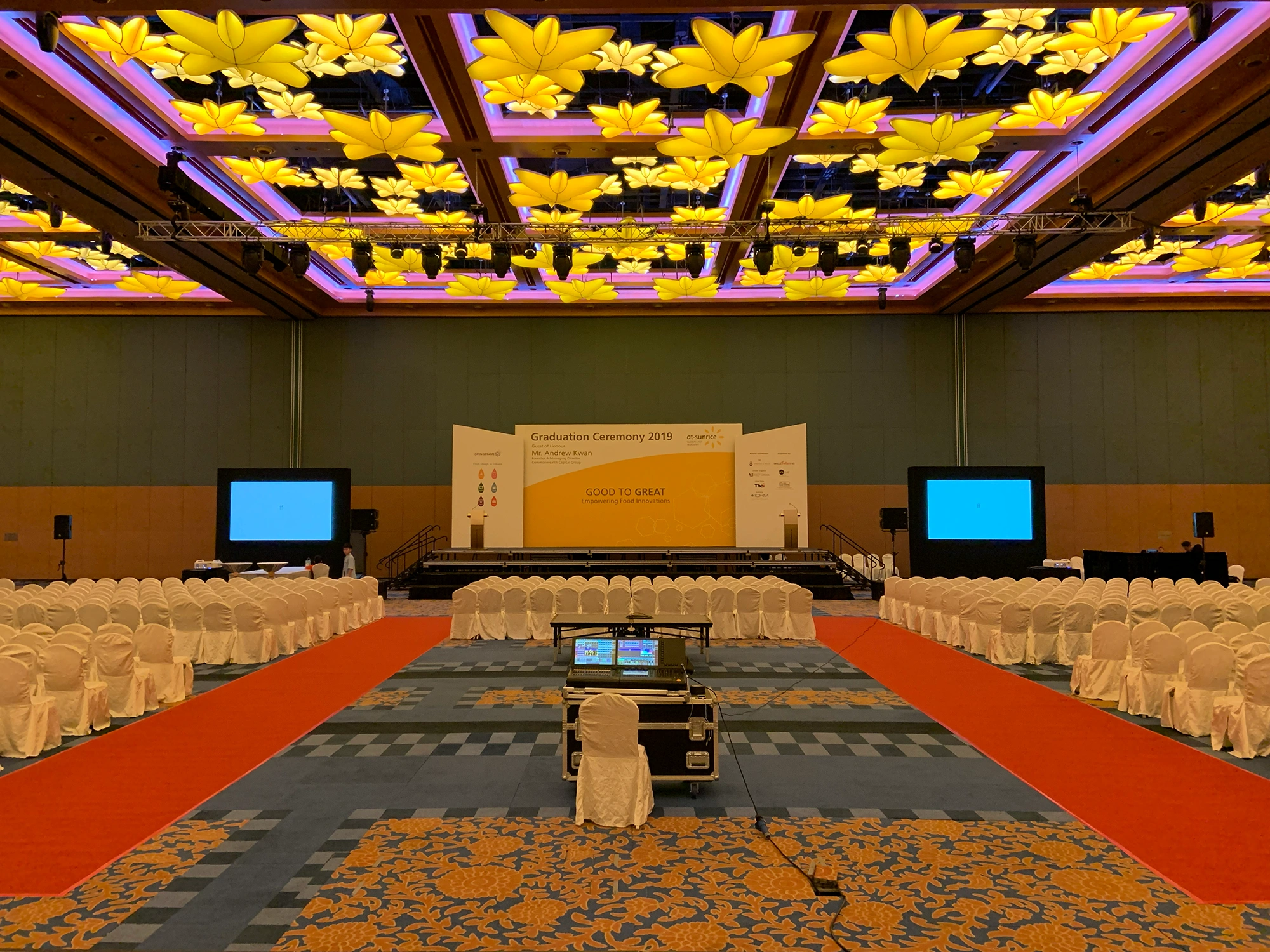 Graduation Ceremony Stage & Dual Screen AV Production